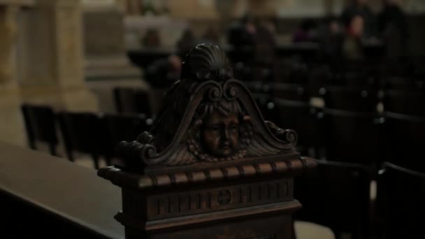 Дівчинка молиться у церкві — стокове відео