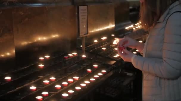 Ragazza con candela in chiesa — Video Stock