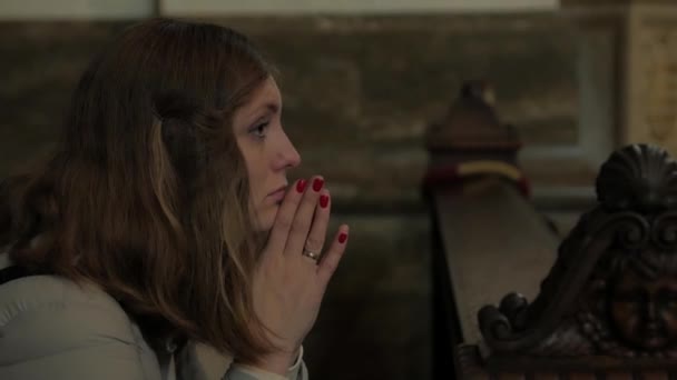 Жінка молиться у церкві — стокове відео