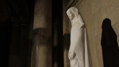 Katolik Aziz Kadın Heykeli