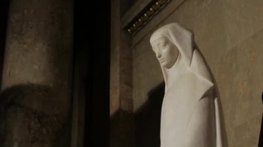Aziz Kadın Katolik Heykeli