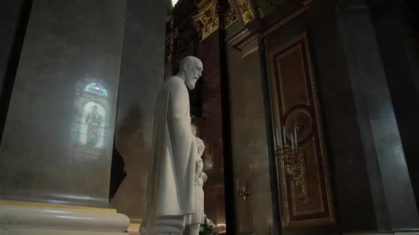 Santa Estatua Católica en la Iglesia — Vídeos de Stock
