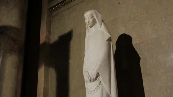 Estatua de santa mujer católica — Vídeo de stock