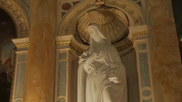 Estatua santa en templo católico — Vídeo de stock