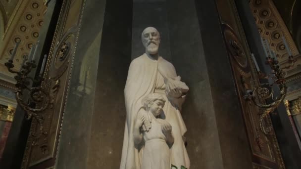 Staty av katolska Saint In Church — Stockvideo