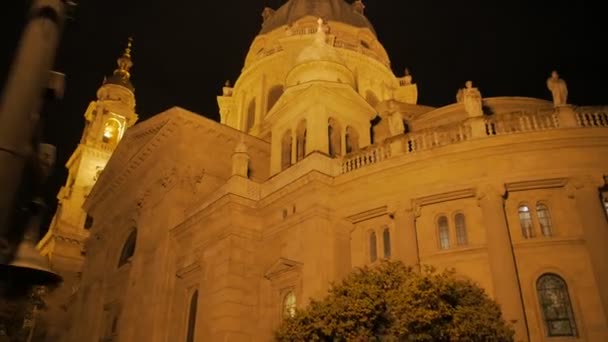 Façade du temple catholique la nuit — Video