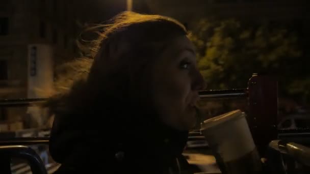 Flicka dricker kaffe på natten — Stockvideo