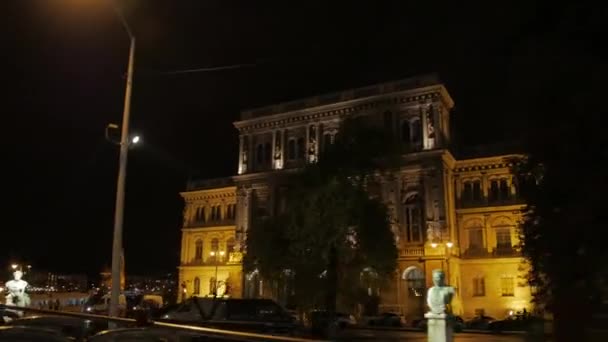 Arquitectura del viejo edificio por la noche — Vídeos de Stock
