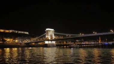 Gece Köprüsü Altında Gemi Yolculuğu