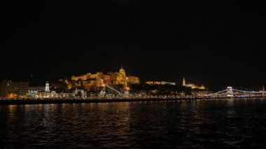 Gece Nehir kenarındaki Kale