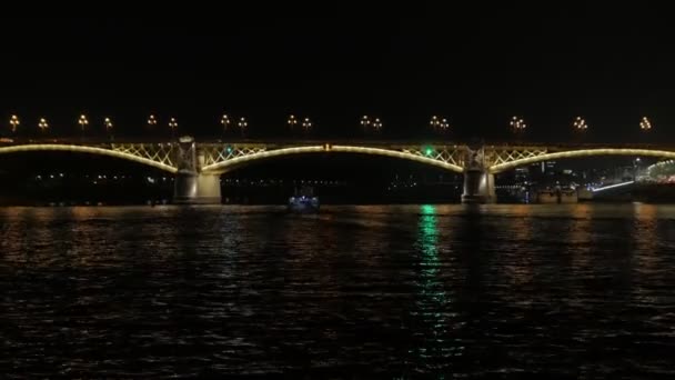 Лодка, плывущая по реке ночью — стоковое видео