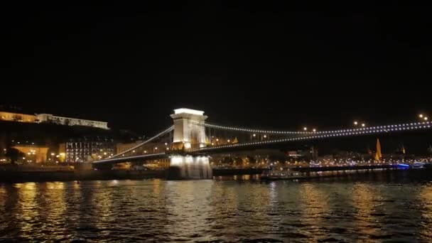 Barco navegando bajo puente nocturno — Vídeo de stock