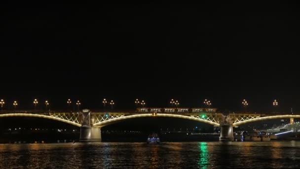Лодка, плывущая под мостом — стоковое видео