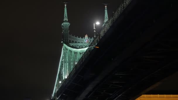 Grüne Flussbrücke bei Nacht — Stockvideo