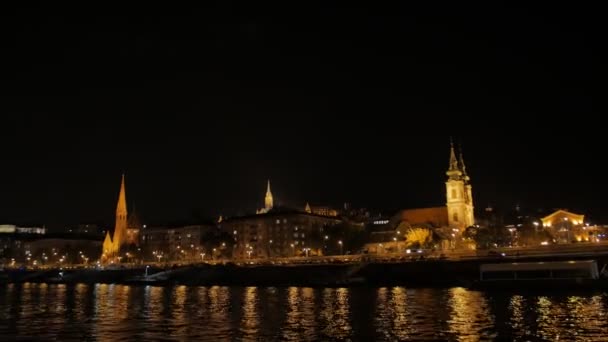 Igrejas noturnas junto ao rio — Vídeo de Stock