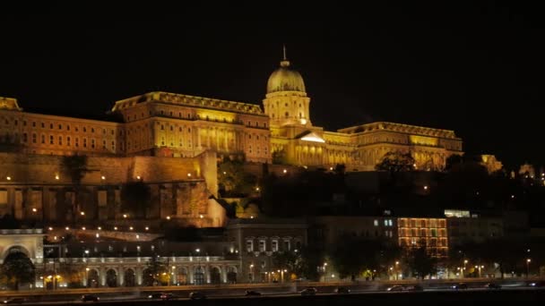 Castillo viejo por la noche del río — Vídeos de Stock