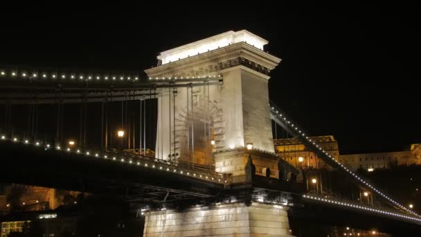 Oude verlichte brug 's nachts — Stockvideo