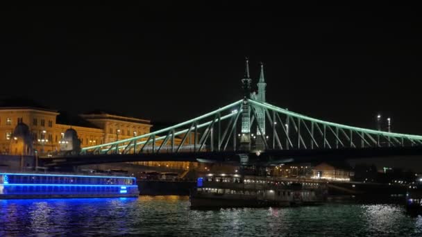 Toeristische boten en nachtbrug — Stockvideo