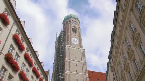 Uma torre de capela gótica — Vídeo de Stock