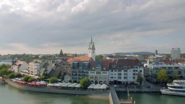 Cidade perto da paisagem urbana do lago — Vídeo de Stock