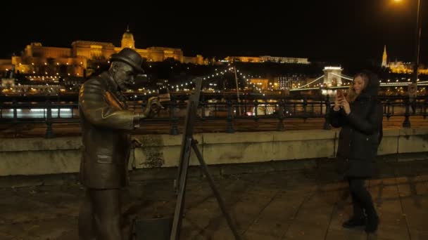 Menina tira uma foto da estátua — Vídeo de Stock