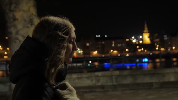Ragazza a piedi nella città di notte — Video Stock