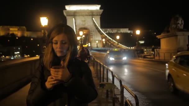 夜の橋の上の電話を持つ女の子 — ストック動画