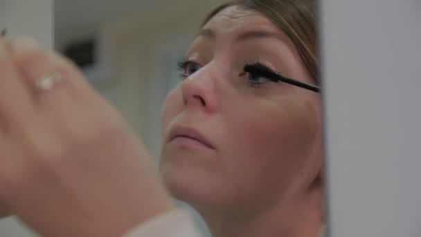 Flicka målar ögonfransarna mascara — Stockvideo