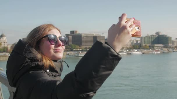 Ragazza selfie sul ponte — Video Stock