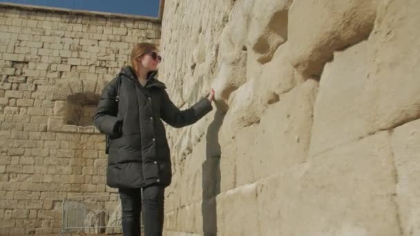 Girl Walk und Rock-Architektur — Stockvideo