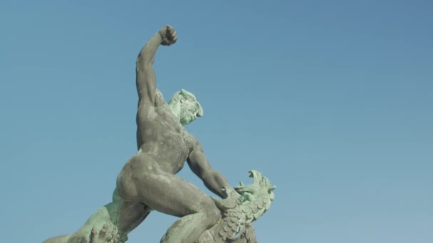 Hombre luchando contra una estatua de dragón — Vídeos de Stock