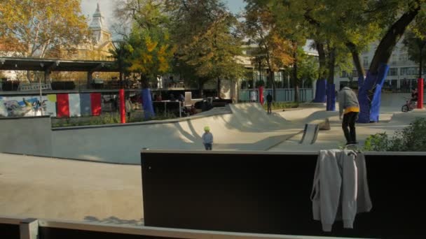 Parque de patinaje extremo al aire libre — Vídeos de Stock