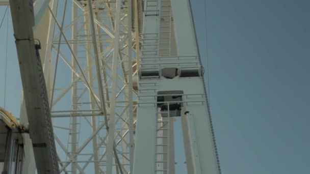 Roda gigante céu azul — Vídeo de Stock