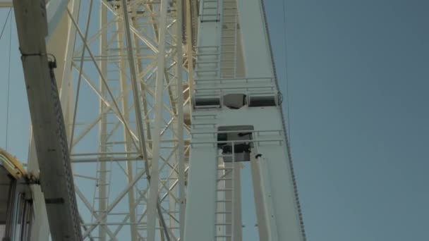 Rueda de la fortuna Cielo azul — Vídeo de stock