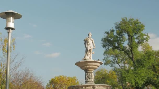 Estatua de la fuente del Danubio — Vídeo de stock