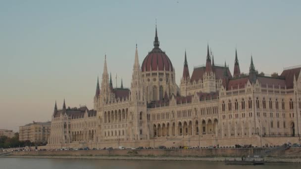 Здание парламента Венгрии в Будапеште — стоковое видео