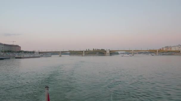 Margaret Bridge Donau rivier — Stockvideo