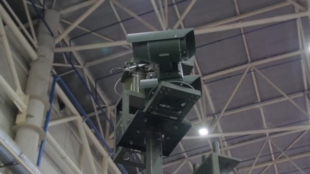 Военная камера наблюдения — стоковое видео