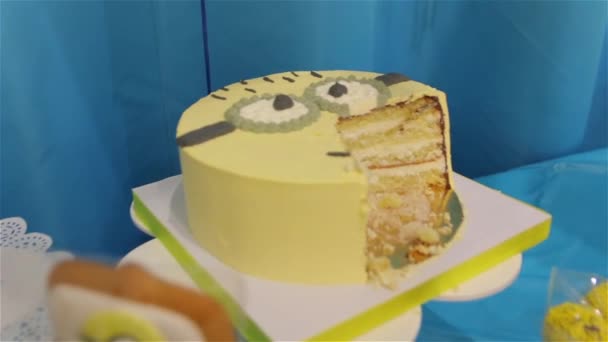 Детский день рождения торт резки — стоковое видео