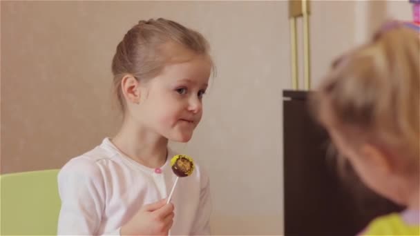 Маленька дівчинка їсть — стокове відео