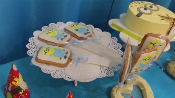 Dolci durante compleanno di bambini — Video Stock