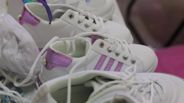 Dükkandaki Spor Ayakkabılar — Stok video