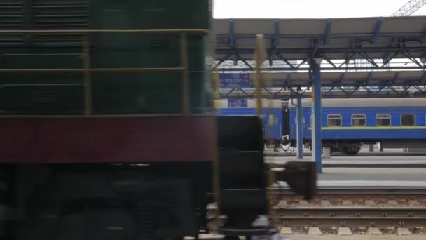 Локомотив едет по станции — стоковое видео
