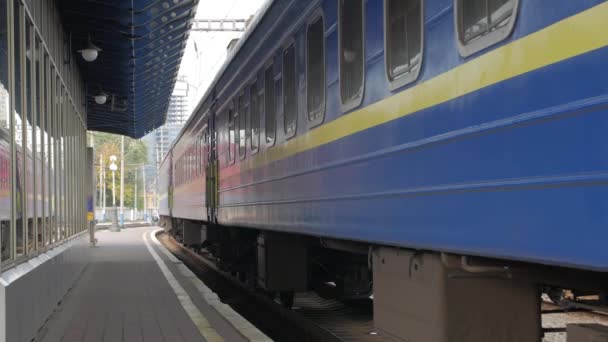 Vlak stojí na nádraží — Stock video