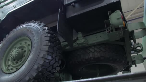 Camuflaje coche militar — Vídeos de Stock