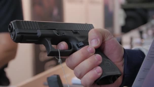 Uomo con una pistola in mano — Video Stock