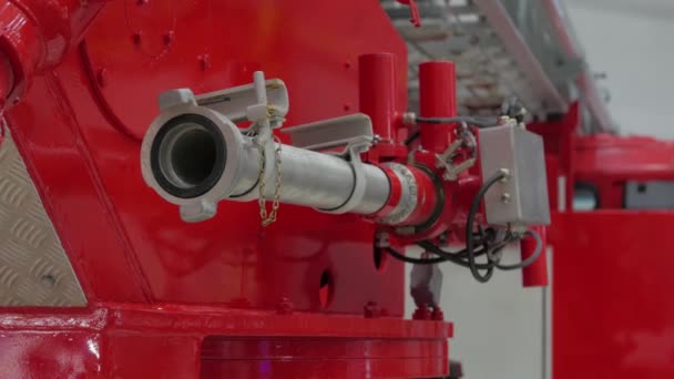 Požární hadice na požárním motoru — Stock video