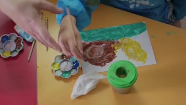 Дитина і дорослий малює — стокове відео