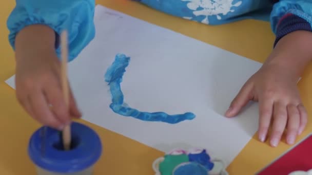Дитина малює м'яч — стокове відео