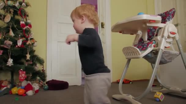 Мальчик танцует — стоковое видео